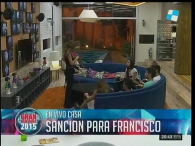 ¡Gritos del afuera! Francisco Delgado fue sancionado por interactuar con el exterior
