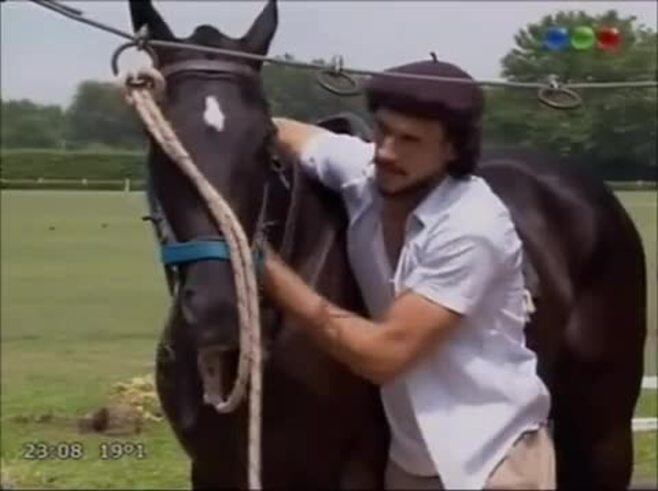 Segundo y Tony se besaron apasionadamente en Viudas e Hijos