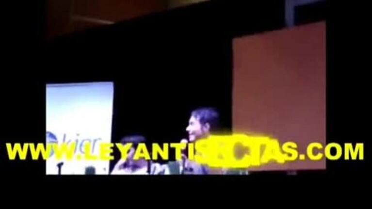 Escándalo durante una charla de Claudio María Domínguez: el video