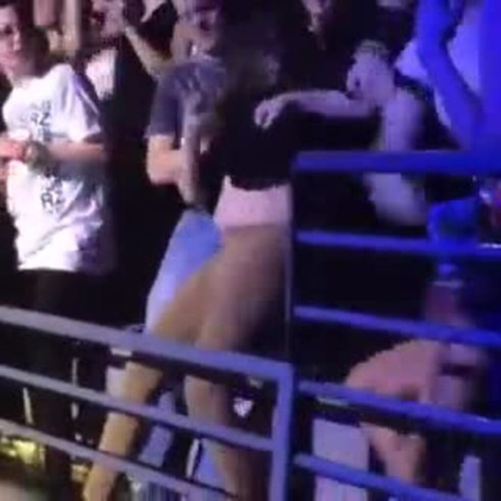 Miley Cyrus grabó en medio de su concierto una escena en la que dos fans se peleaban por ella