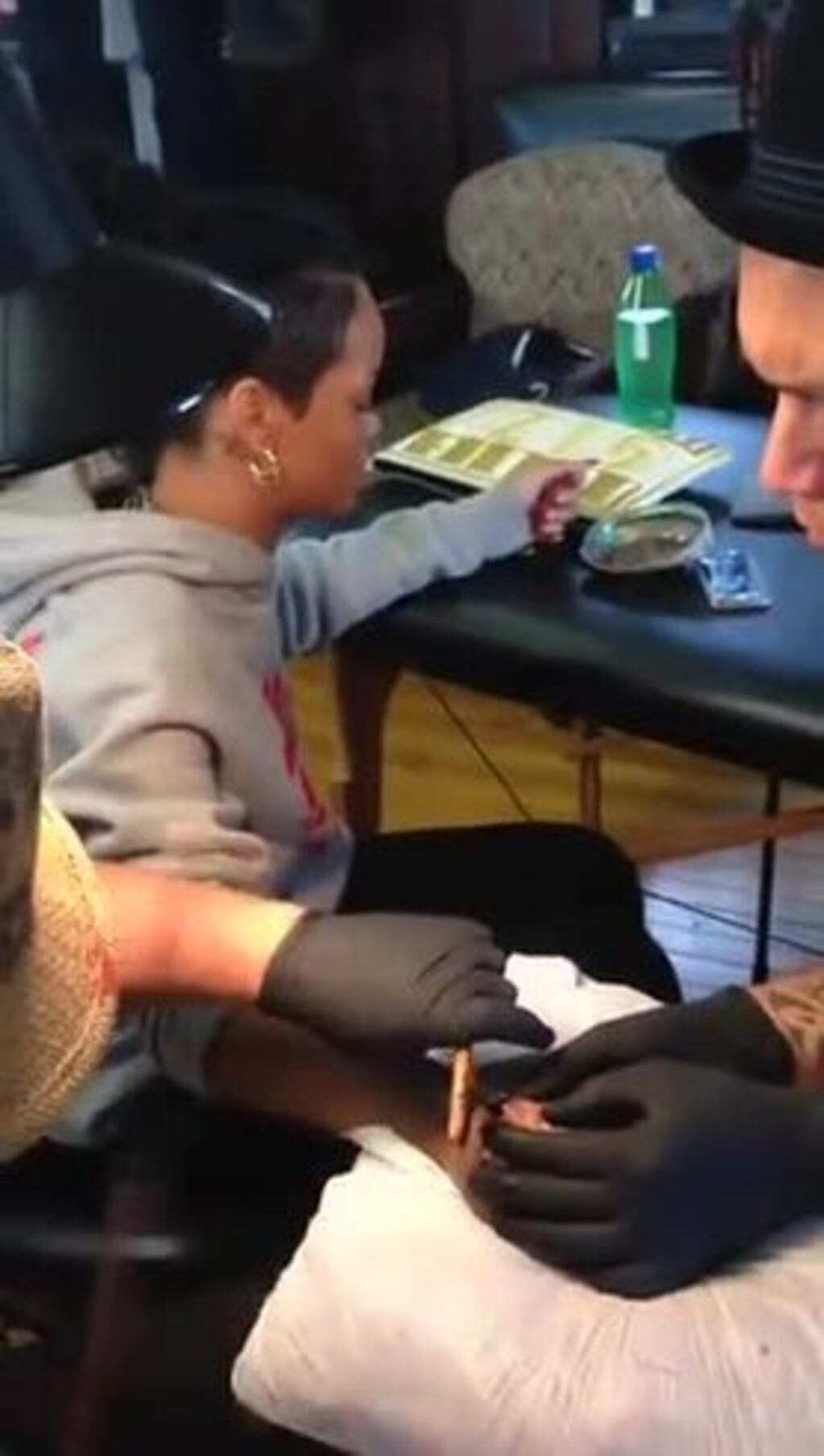Rihanna se hizo un tatuaje maorí y subió el video con el doloroso proceso