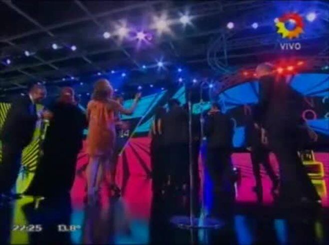 Martín Fierro 2014: Agustina Cherri y Calu Rivero calentaron los premios con un pico de cámara