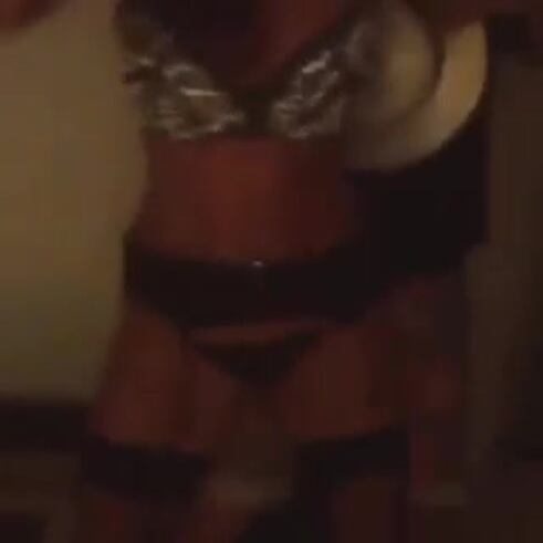 El baile súper hot de Karina Jelinek... ¡en ropa interior y portaligas!