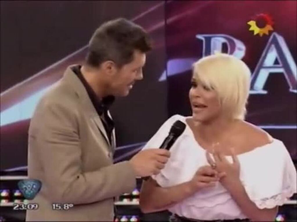 Nazarena Vélez reveló por qué quiere irse del país en ShowMatch y Moria Casán intervino