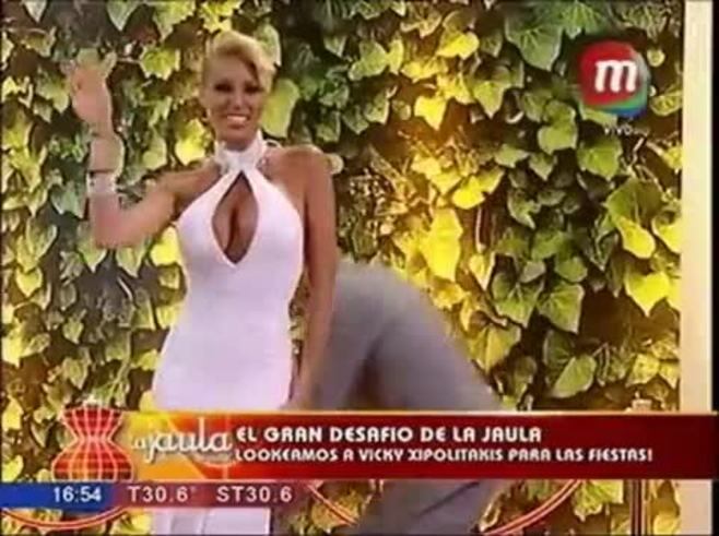 Vicky Xipolitakis casi muestra sus lolas en La Jaula de la Moda