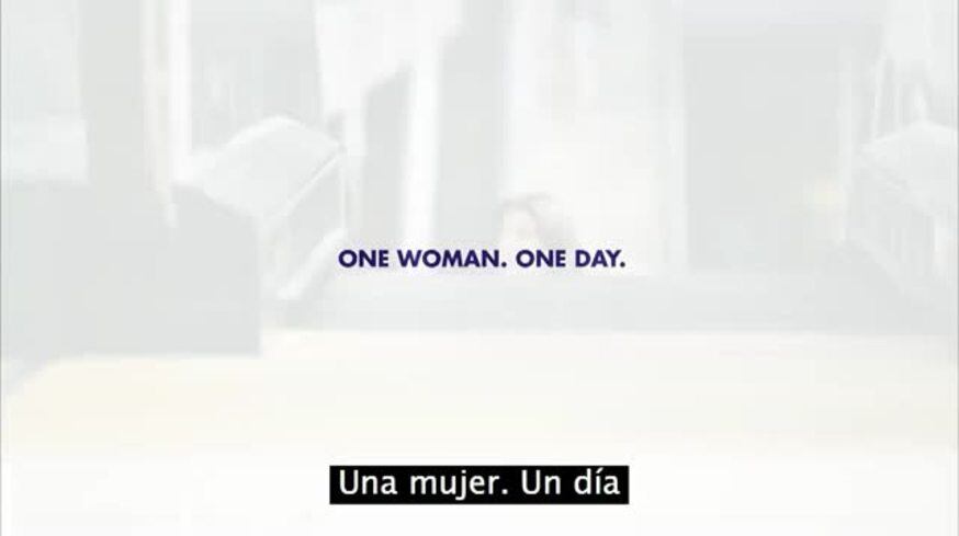 Con una cámara oculta en su corpiño detecta a quienes le miran los senos