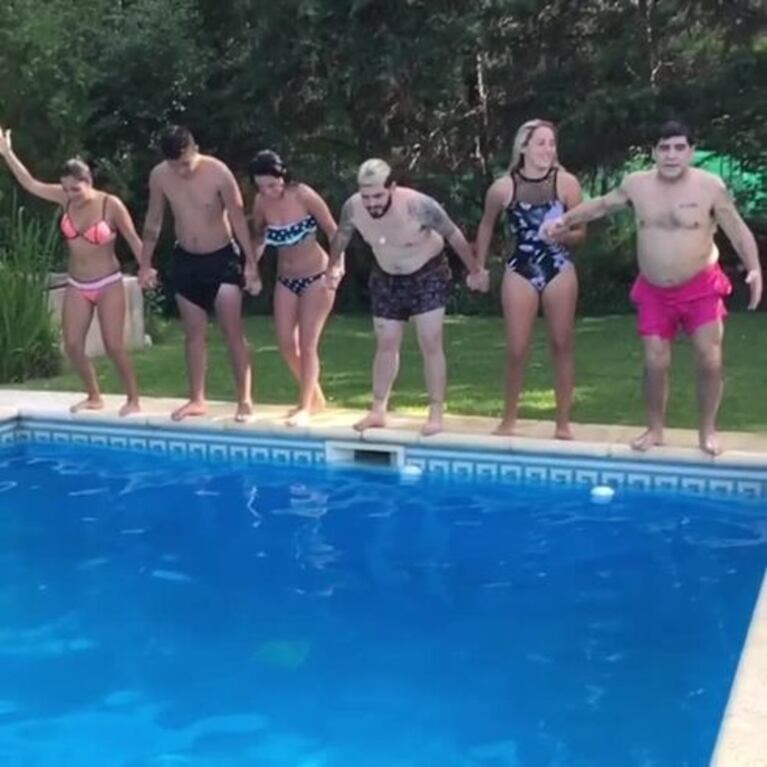 El chapuzón de los Maradona en familia