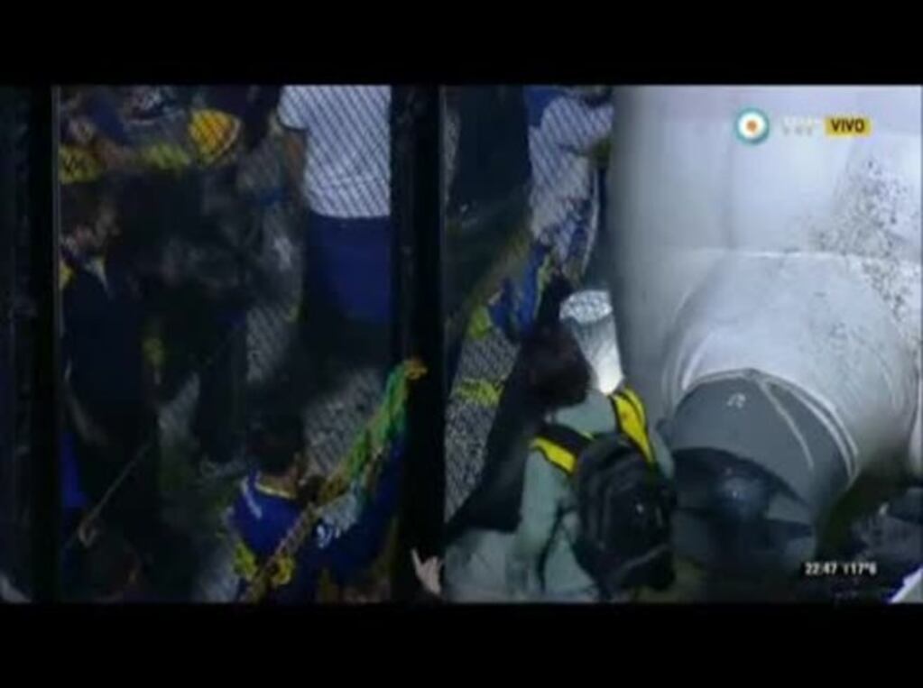 Momento en que un hincha de Boca le tira gas pimienta al plantel de River 