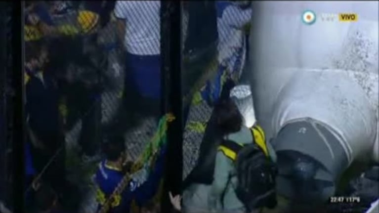 Video de la TV: ¿que estaba haciendo este hincha de Boca cuando River volvía a la cancha?