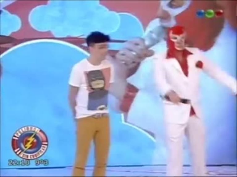 Ale Sergi por 2: cantó con el Cantante Enmascarado y fue imitado en Peligro Sin Codificar