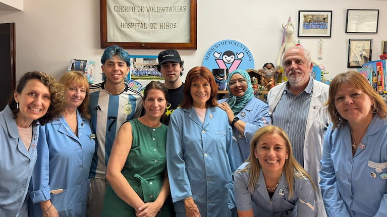 Luck Ra y Spreen llevaron la magia de la Navidad al Hospital Gutiérrez con una visita a los niños internados