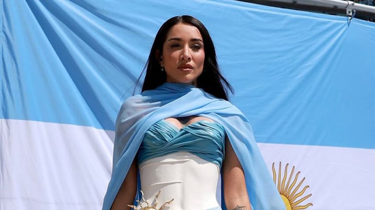 María Becerra se hartó de las polémicas y se mostró con la bandera argentina en España