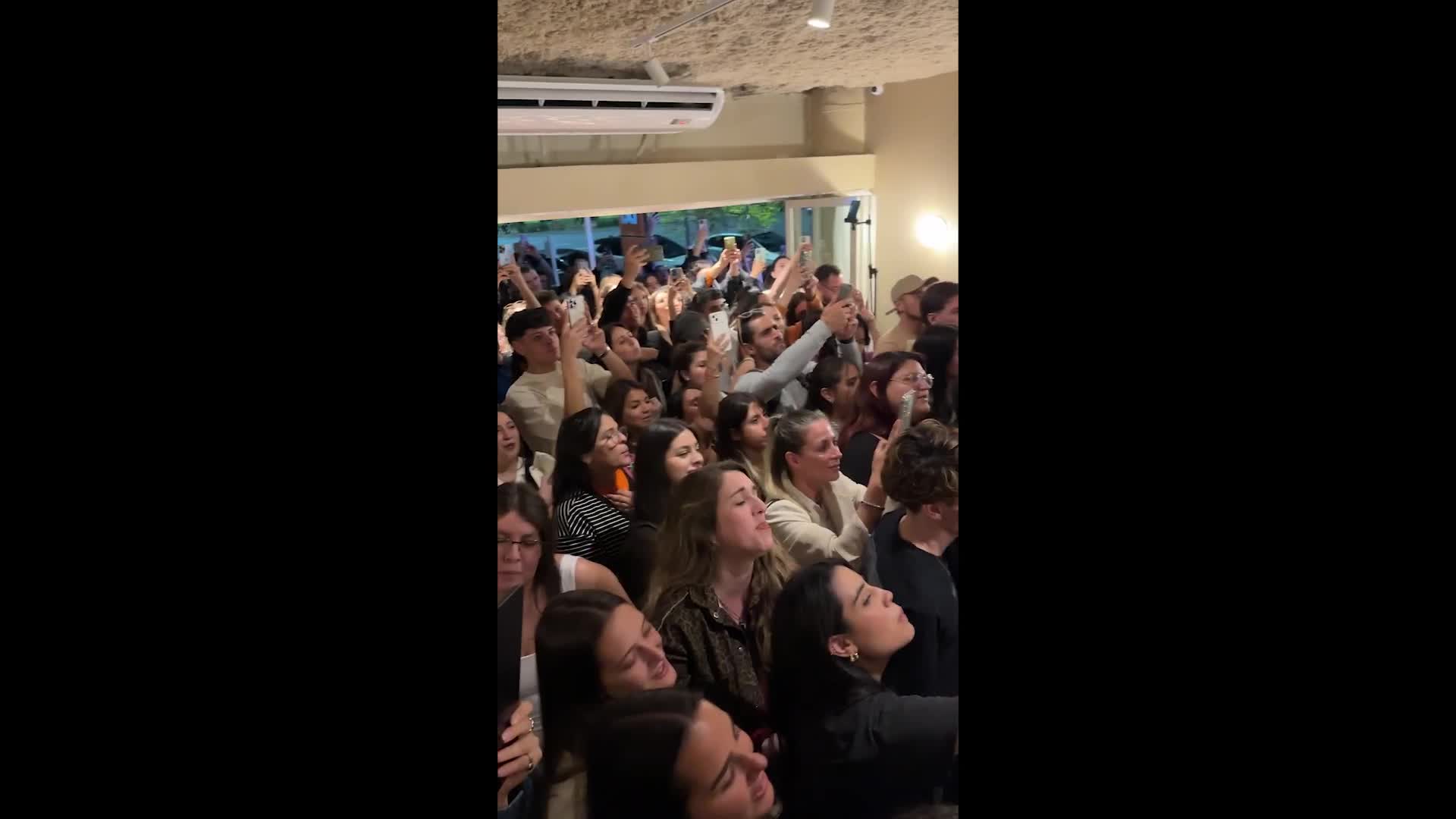 Silvestre y La Naranja sorprendió con un show en un café de Palermo antes de su recital en Malvinas
