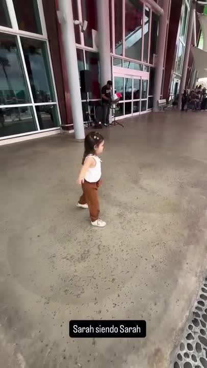 El tierno video de Sarah Burlando bailando con la música de un artista callejero