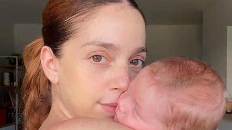 Juariu mostró el look “rinconcito de luz” de su bebé Manu para acompañarla a trabajar: el tierno video 