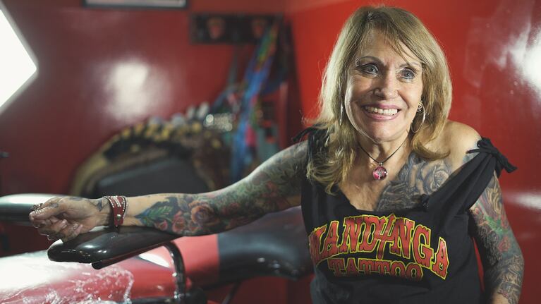 Susana tiene 87 años y hace un año que tomó una jugada decisión: tatuar todo su cuerpo antes de morir