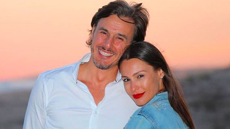 Pampita regresó de sus vacaciones en Europa y Roberto García Moritán la esperó en Ezeiza