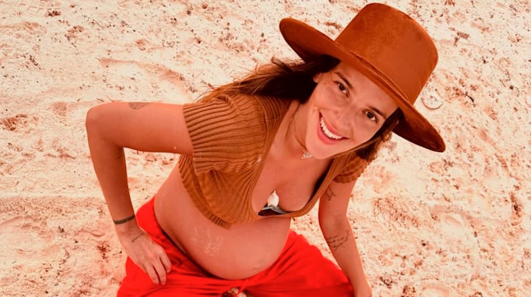 Así son los días de Calu Rivero luciendo su pancita de embarazada desde Tulum: bailes playeros y rituales