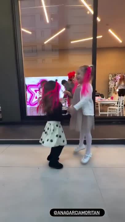 Sarah Burlando y Ana García Moritán se hicieron un radical cambio de look: así se ven con el pelo fucsia