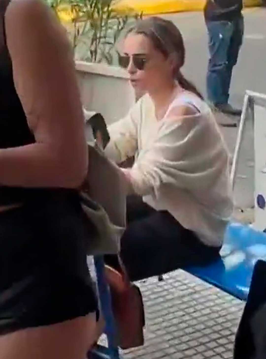 Así fue el día en que encontraron a Emilia Clarke en un bar de Palermo