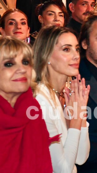 Pampita, Benjamín Vicuña y su novia, a centímetros en los Martín Fierro de Moda: el video del tenso momento