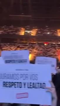 Cazzu rompió en llanto en pleno concierto y sus fans la ayudaron a cantar