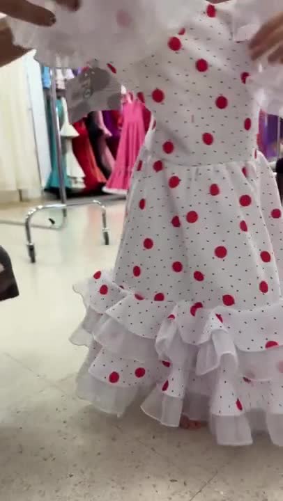 Camilo mostró cómo le queda a Índigo un vestido de flamenca y enterneció las redes