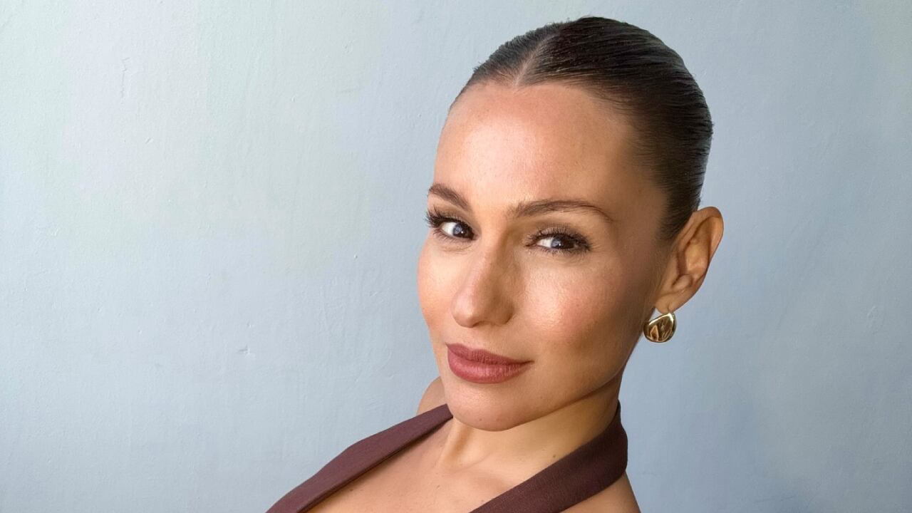 Pampita compartió el backstage de su última producción en lencería negra, con encaje y brillos.