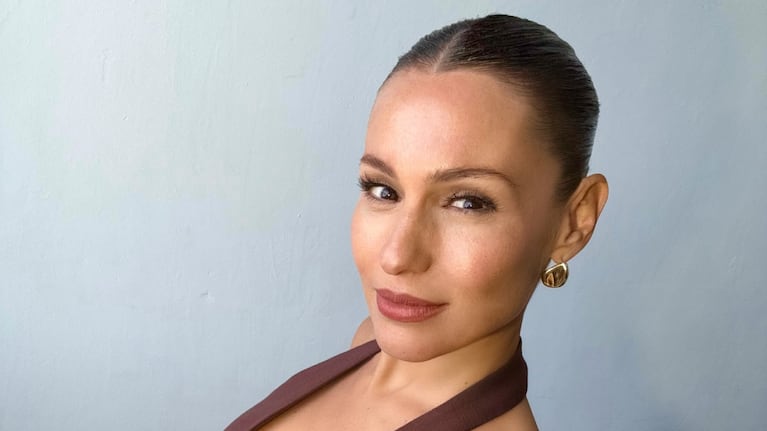 Pampita compartió el backstage de su última producción en lencería negra, con encaje y brillos.