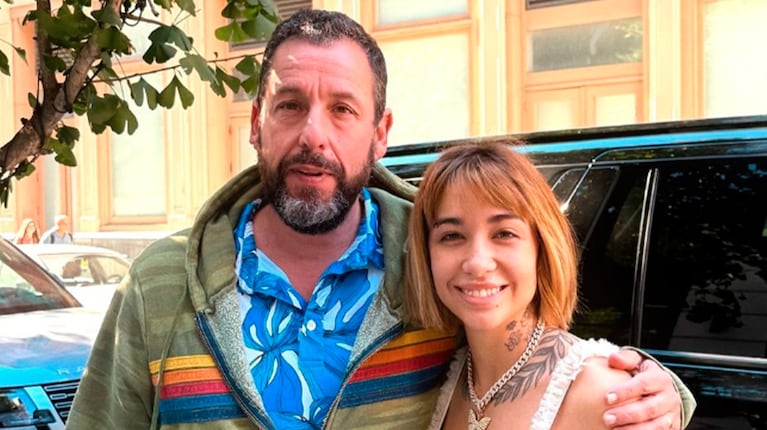 Video: el insólito encuentro de María Becerra y Adam Sandler en Nueva York