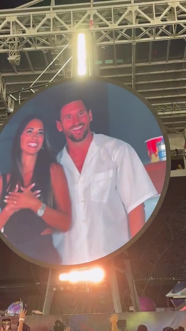 Lionel Messi y Antonela aparecieron en la Kiss Cam de Coldplay tras el escándalo viral de la pareja infiel