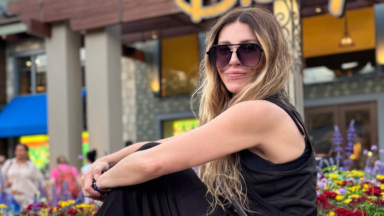 Mónica Ayos brilló en microbikini con estampado étnico en Miami: el video