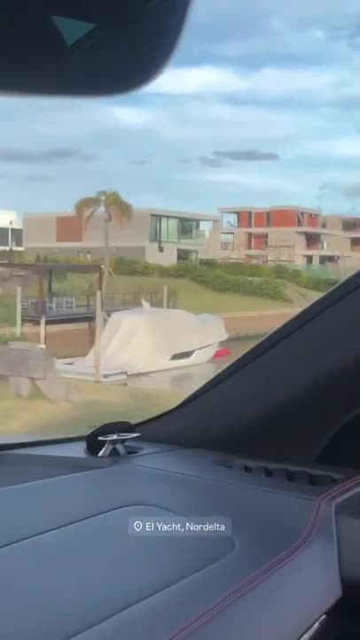 Wanda Nara se mostró en su auto muy bien acompañada ¿por su nuevo novio? 