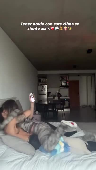 Juli Poggio subió un video teniendo intimidad con su novio en la cama