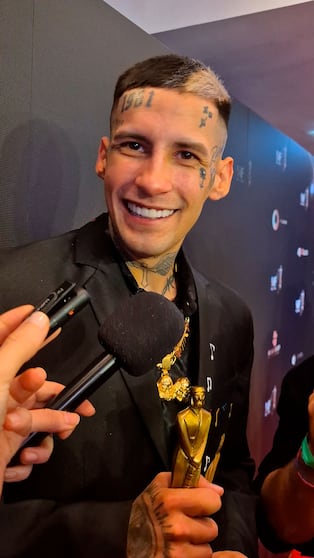 L-Gante hablaba con la prensa cuando llegó Wanda Nara: qué pasó en los Martín Fierro de la Música
