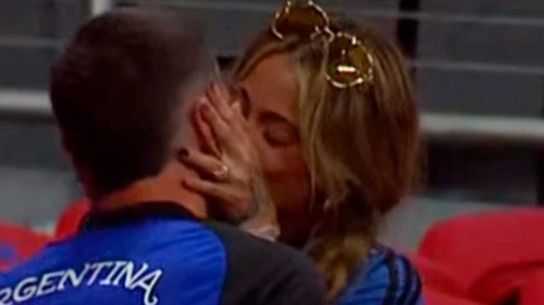 El apasionado beso de Tini Stoessel y Rodrigo de Paul tras el pase a la final de la Selección Argentina