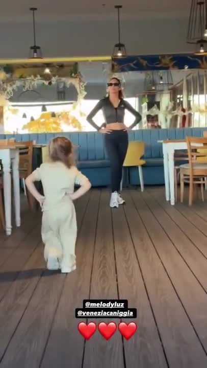 Venezia Caniggia le enseñó a desfilar a su mamá Melody Luz: el desopilante video