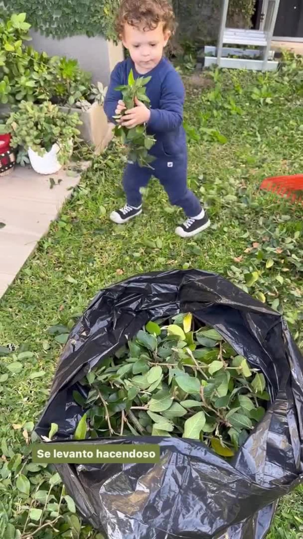 El tierno video de Donatello, el hijo de Noelia Marzol y Ramiro Arias, ayudando en el jardín de su casa