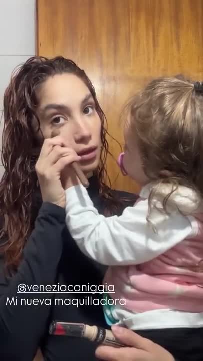Con brochas y chupete: Venezia Caniggia debutó como make up artist