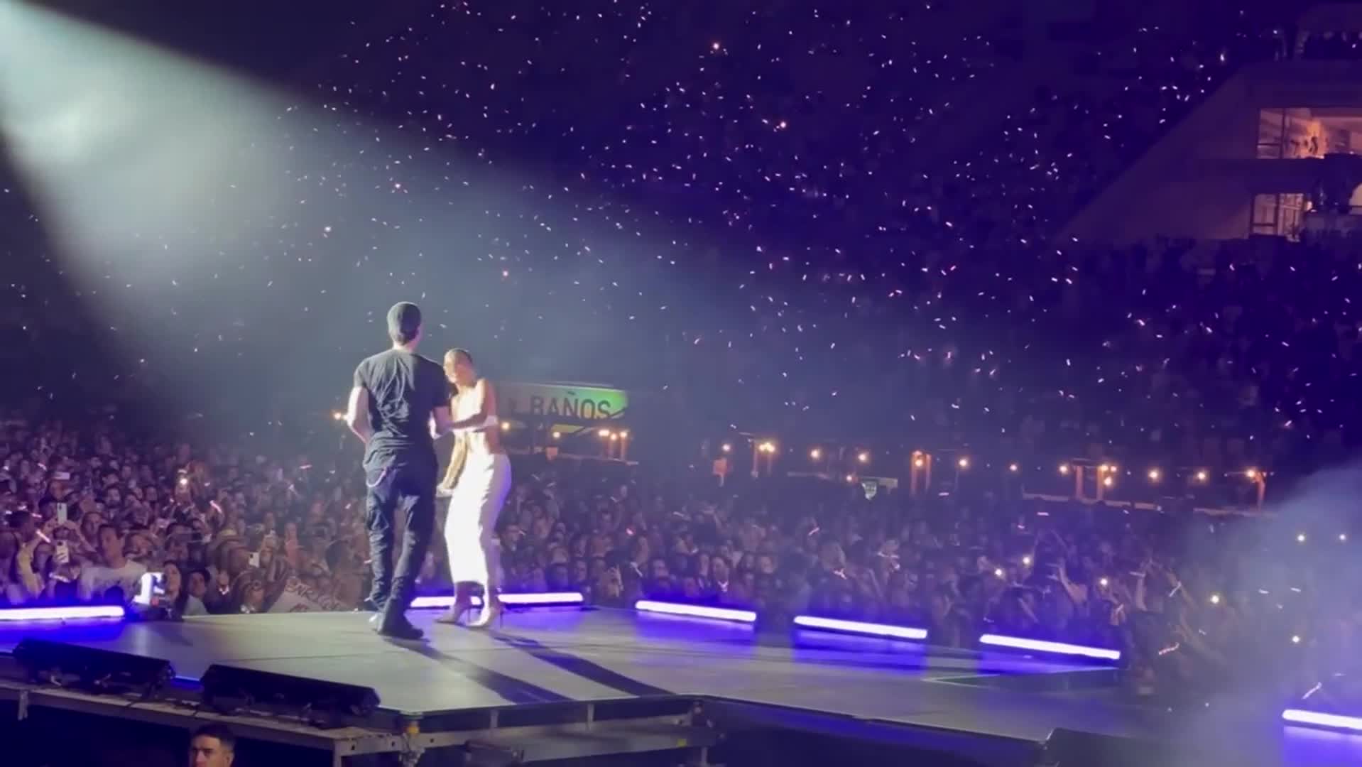 Enrique Iglesias incomodó a Emilia Mernes en pleno show