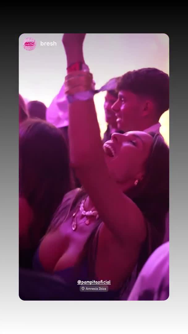 Pampita, soltera y diosa: las fotos y videos de sus vacaciones en Ibiza