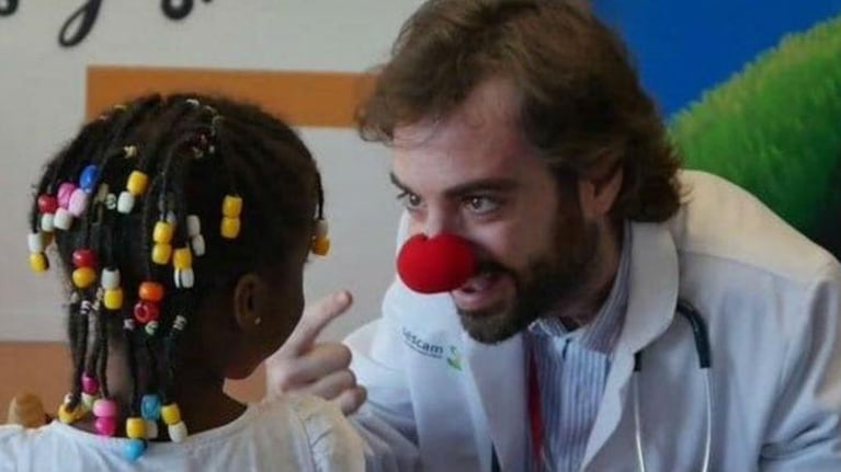 La trágica muerte del "Capitán Optimista", un pediatra oncólogo que recetaba "altas dosis de optimismo" y "sonrisas" a sus pequeños pacientes con cáncer.