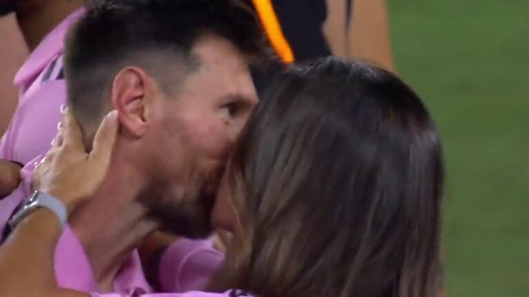 El emotivo abrazo de Antonela Roccuzzo con Lionel Messi en los festejos por el triunfo del Inter de Miami