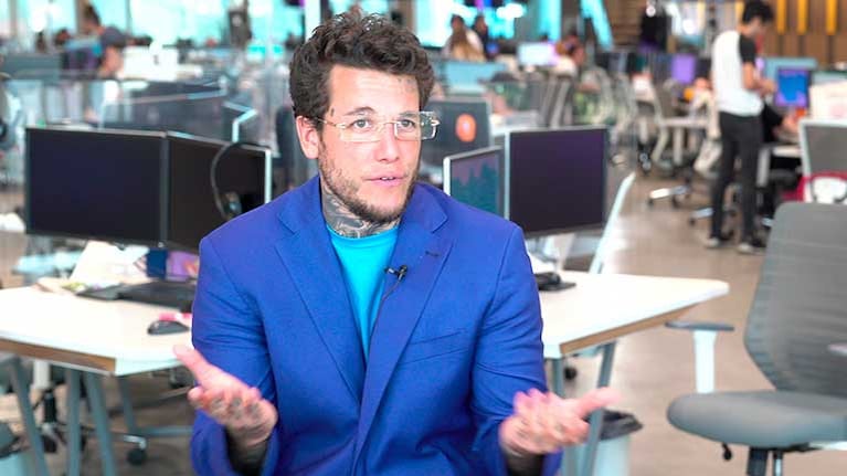 Alex Caniggia habló sobre su debut como conductor y su futuro con Melody Luz