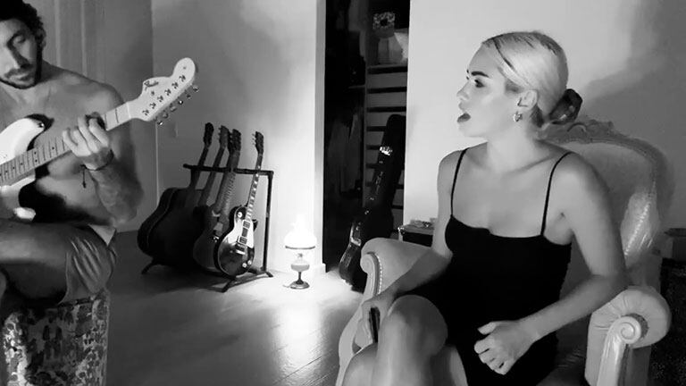 Lali Espósito cantó una significativa canción de Alanis Morissette, junto a su novio, en plena pandemia