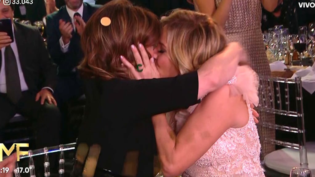 El tremendo beso de Carla Peterson y Nancy Dupláa en los Martín Fierro 2019