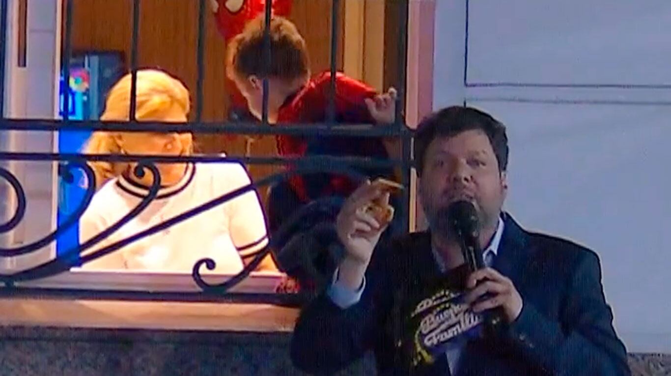 Video: Guido Kaczka se metió en la casa de unos vecinos y sorprendió a todos en vivo