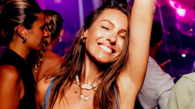Pampita a pura fiesta y diversión en Ibiza con famosos: las fotos con Enzo Fernández, Miguel Ángel Silvestre y más