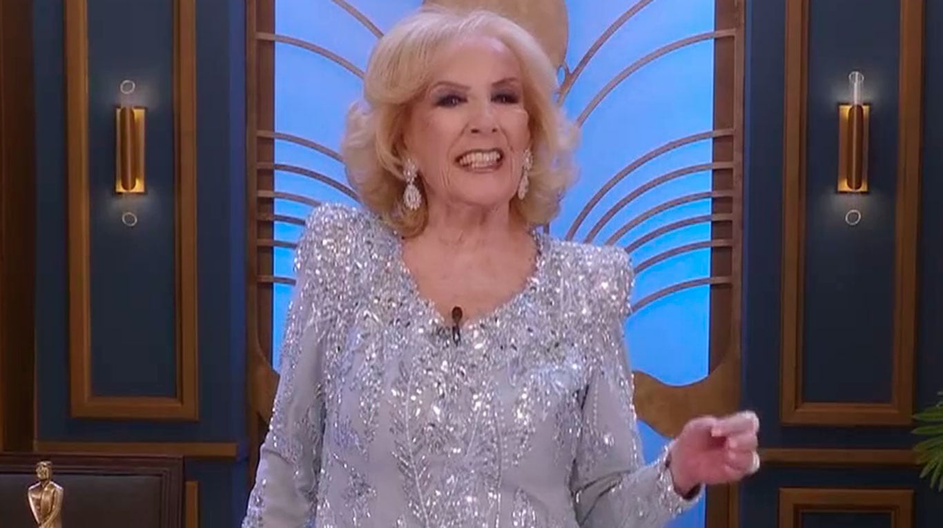 Mirtha Legrand lució en su programa el imponente look que llevó en el Martín Fierro: "Gracias APTRA"