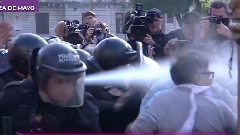 Hubo represión en la misa ricotera de Plaza de Mayo: “Gas pimienta, garrotes y escudos”